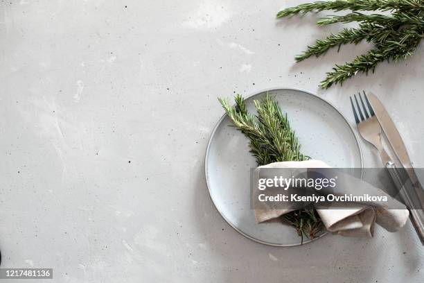 herbs and spices around old plate on dark wooden background, top view, place for text - tavolo top view foto e immagini stock