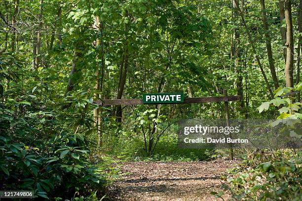 sign marking private footpath - david law - fotografias e filmes do acervo