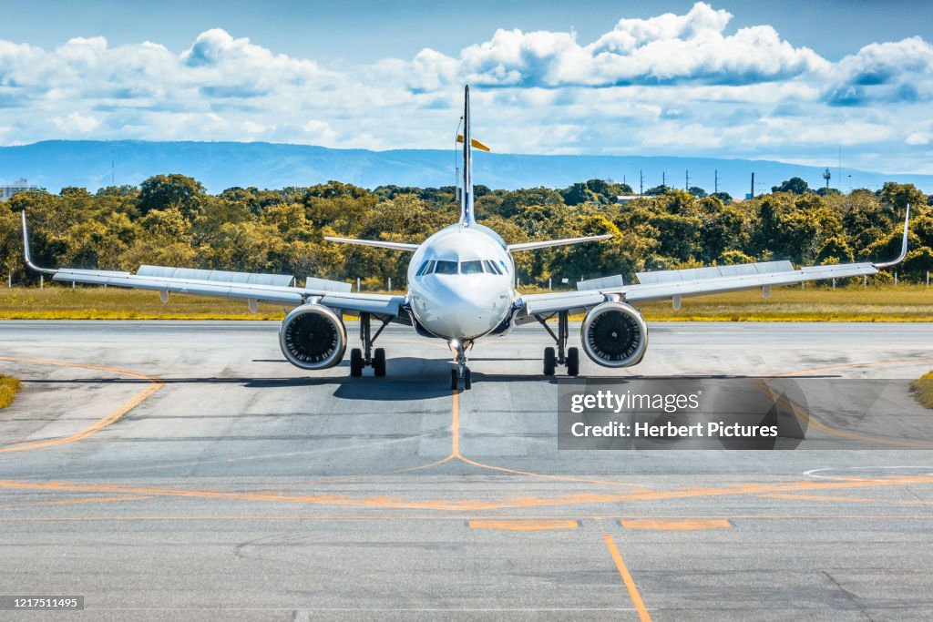 Gewerbliche Luftfahrt: Airbus A320neo, Azul Linhas éereas - Internationaler Flughafen Cuiabé - Vérzea Grande, Mato Grosso, Brasilien