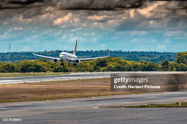 commercial aviation: boeing 737-800ng, gol linhas áereas - cuiabá international airport - várzea grande, mato grosso, brazil - boeing 737 stock pictures, royalty-free photos & images