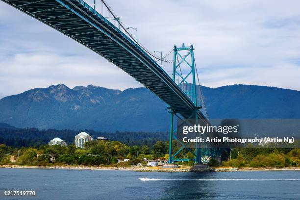 the lions gate bridge, british columbia, vancouver, canada - vancouver lions gate stockfoto's en -beelden