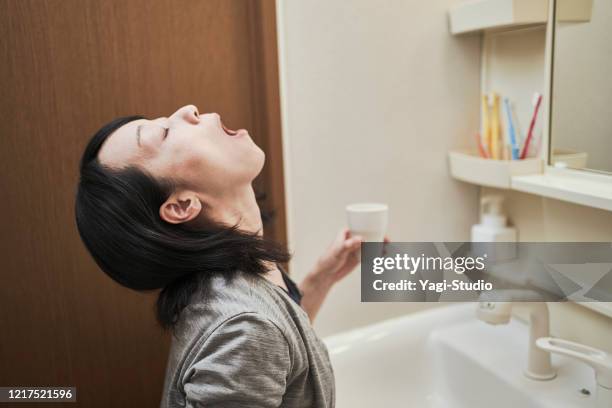 women gargle with antivirus - garagarejar imagens e fotografias de stock