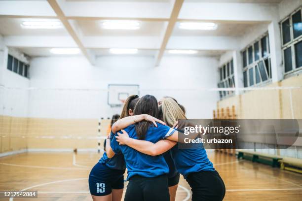 volleyball-frauen-team feiert - volleyball netz stock-fotos und bilder