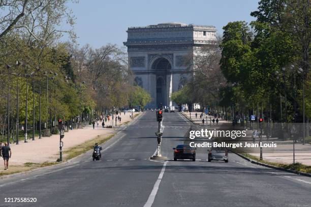 arc de triomphe in paris, france - avenida imagens e fotografias de stock