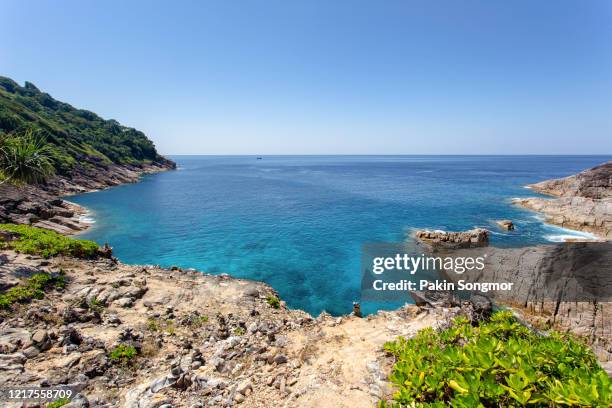 beautiful tropical beach with island in background during a sunny day at tachai island - tachai stockfoto's en -beelden