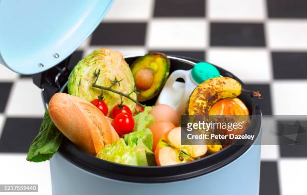 wasted food thrown in kitchen bin - lebensmittel müll stock-fotos und bilder