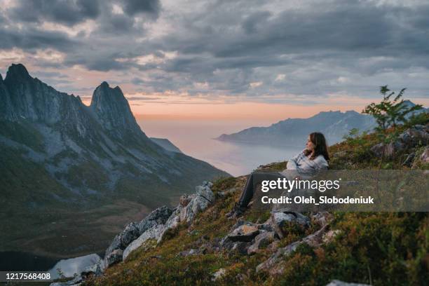 vrouw die en toneelmening van senja legt bekijkt - senja stockfoto's en -beelden