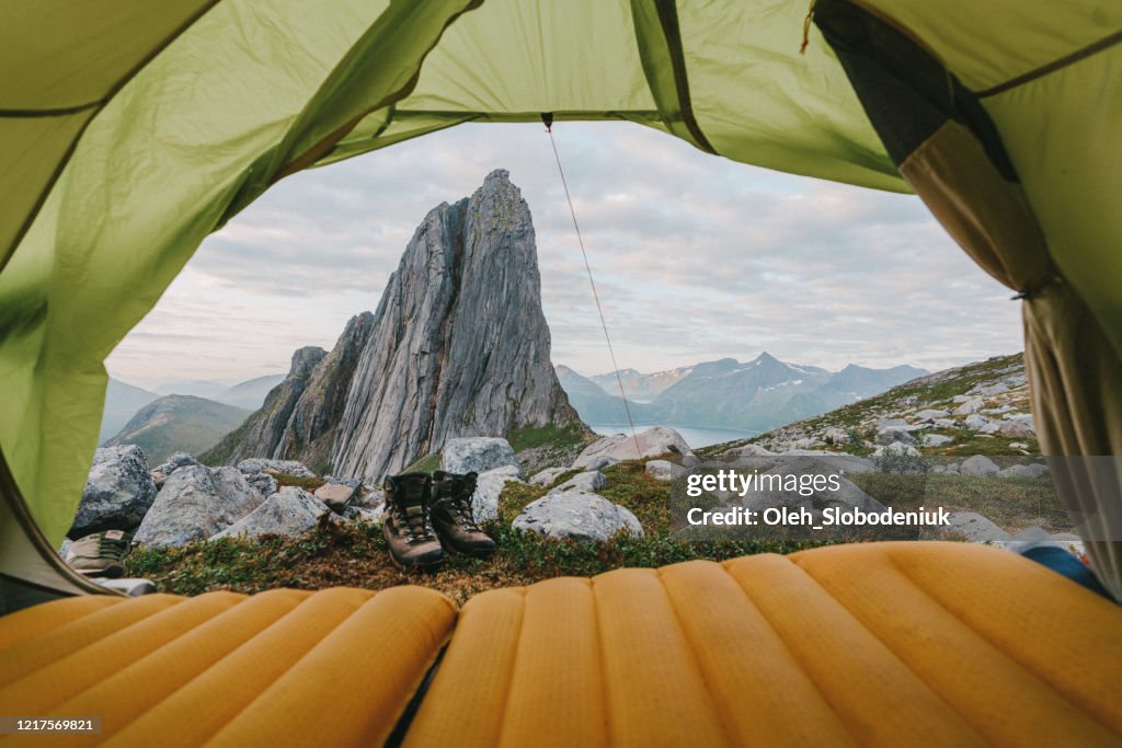 Tent dichtbij berg Segla op Senja