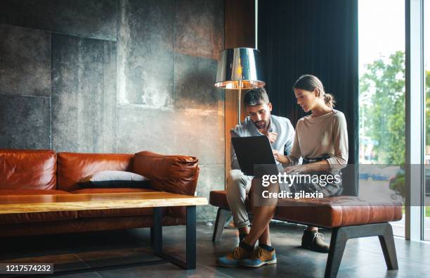 desarrolladores de software que trabajan desde casa. - nice fotografías e imágenes de stock