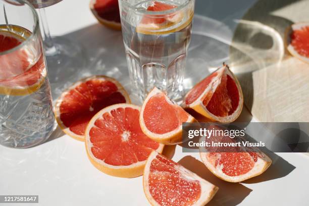 grapefruit detox water - grapefruit stockfoto's en -beelden