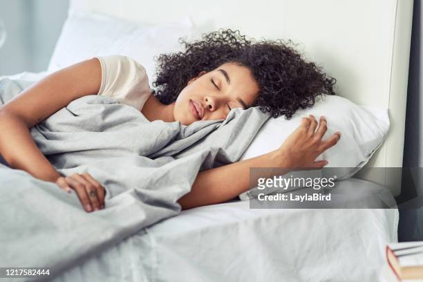 es gibt keine zeit wie nickerchen - black man sleeping in bed stock-fotos und bilder