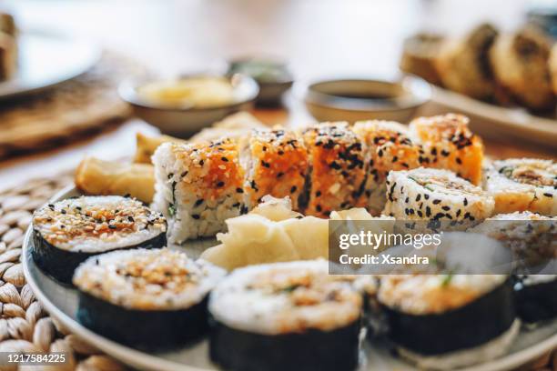 maki sushi tallrik - pickled ginger bildbanksfoton och bilder