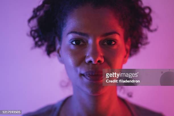 portret van vrouw - verlicht stockfoto's en -beelden