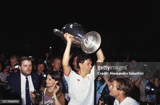 Marco Van Basten of AC Milan lifts the trophy after winnigns the Champions League Final match between Benfica and AC Milan at Stadio Prater on April...