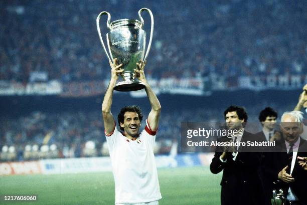 Franco Baresi of AC Milan lifts the trophy after winnigns during the European Cup Final match between Steaua Bucarest and AC Milan at Camp Nou on May...