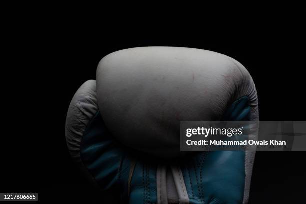 boxing glove - guante de boxeo fotografías e imágenes de stock