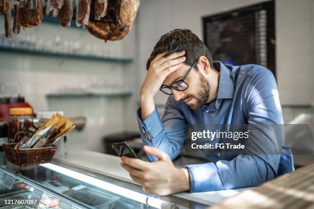 propriétaire inquiet d’une petite entreprise - fond usé photos et images de collection