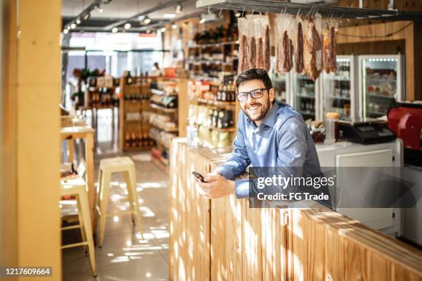 portret van bedrijfseigenaar van gemaksopslag - dream deliveries stockfoto's en -beelden