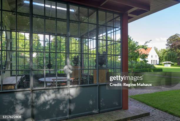 cabane de jardin vue de côté - cabane jardin stockfoto's en -beelden