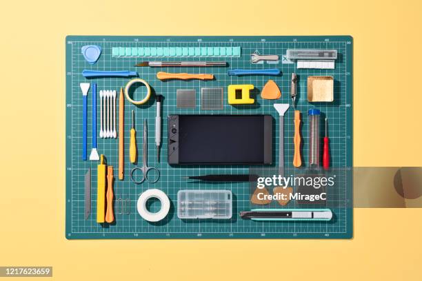 collection of tools for fixing mobile phone - esterilla para cortar fotografías e imágenes de stock