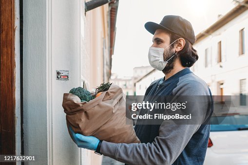 一個男人正在送一袋蔬菜和水果 一個男人正在送一袋蔬菜和水果
