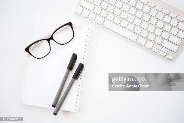 office desk top - office work flat lay stockfoto's en -beelden