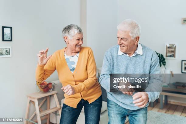 gemeinsam tanzen - quarantäne stock-fotos und bilder