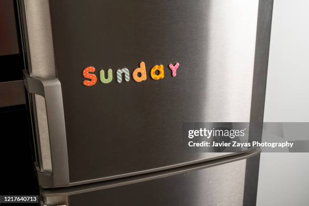 magnetic letters forming the word "sunday" - fridge door stock-fotos und bilder