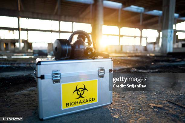 équipement pour travailler sur une mission dangereuse - panneau signalant une zone dangereuse photos et images de collection