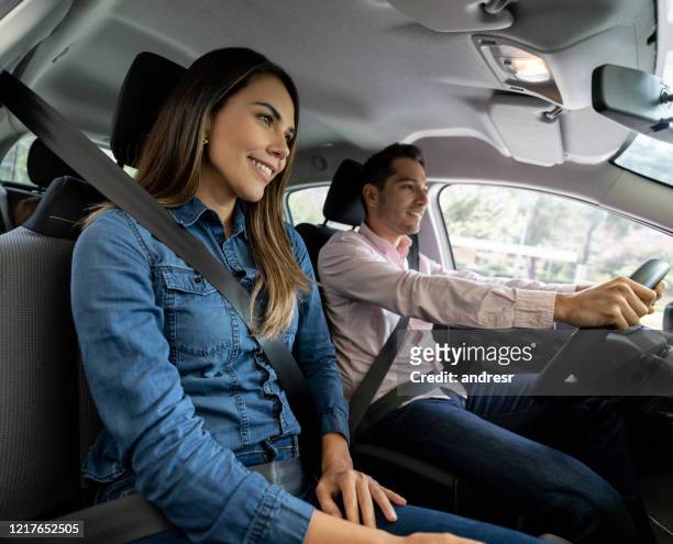 coppia felice alla guida di un'auto - navigator foto e immagini stock