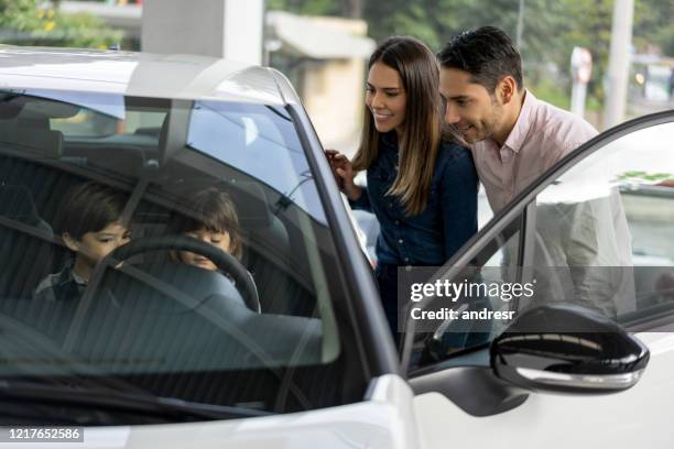 幸福的家庭在轉銷商處看車 - buying a car 個照片及圖片檔