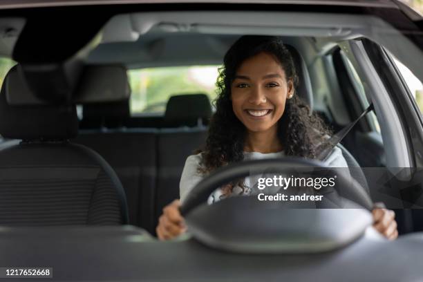 verticale d’une femme regardant très heureux conduisant une voiture - driving photos et images de collection