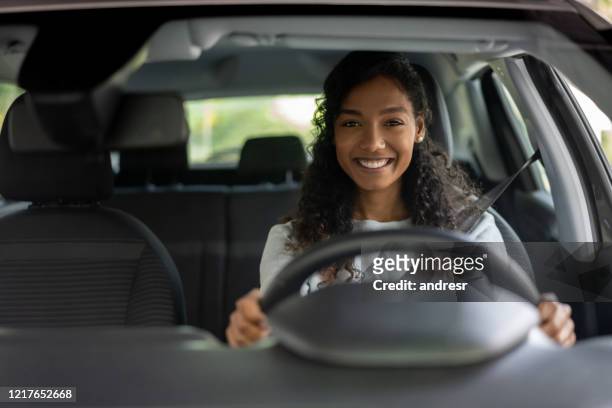 portret van een vrouw die zeer gelukkig het drijven van een auto kijkt - rijden een motorvoertuig besturen stockfoto's en -beelden