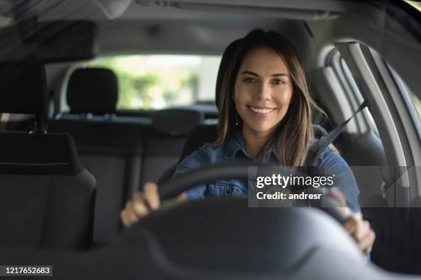 ritratto di una donna che sembra molto felice alla guida di un'auto - driving foto e immagini stock