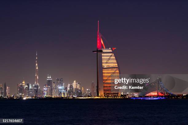 horizonte de dubai à noite - hotel jumeirah beach - fotografias e filmes do acervo