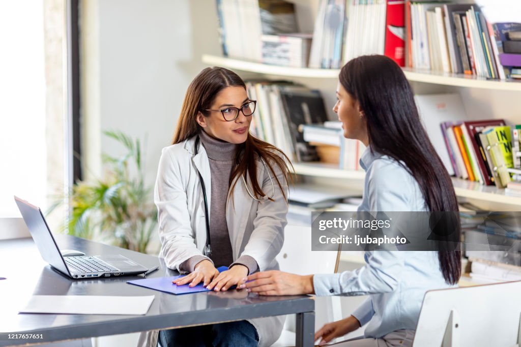 Médica falando com sua paciente