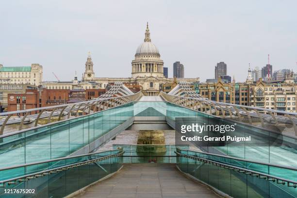 st pauls cathedral and an empty millennium bridge during the pandemic lockdown in london (uk) - st pauls cathedral london fotografías e imágenes de stock