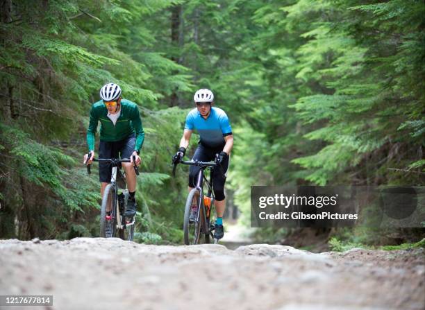 gravel road bicycle riders - bicycle trail outdoor sports stockfoto's en -beelden