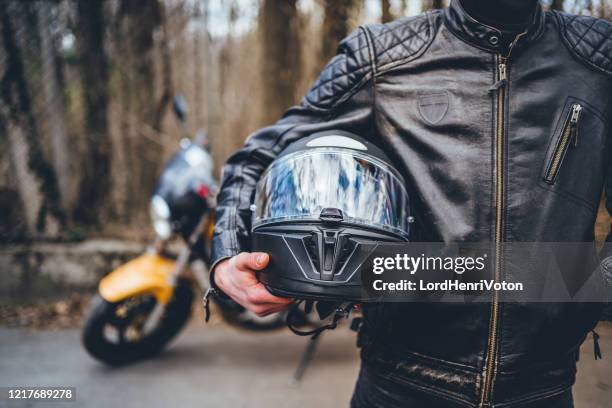 motociclista con il casco - casco protettivo da sport foto e immagini stock