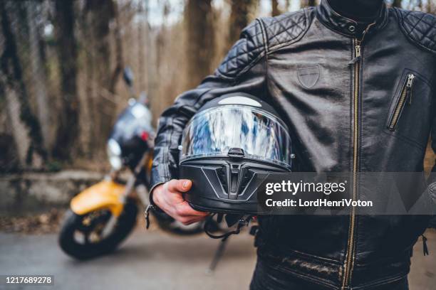 motorrijder met zijn helm - motorbike ride stockfoto's en -beelden