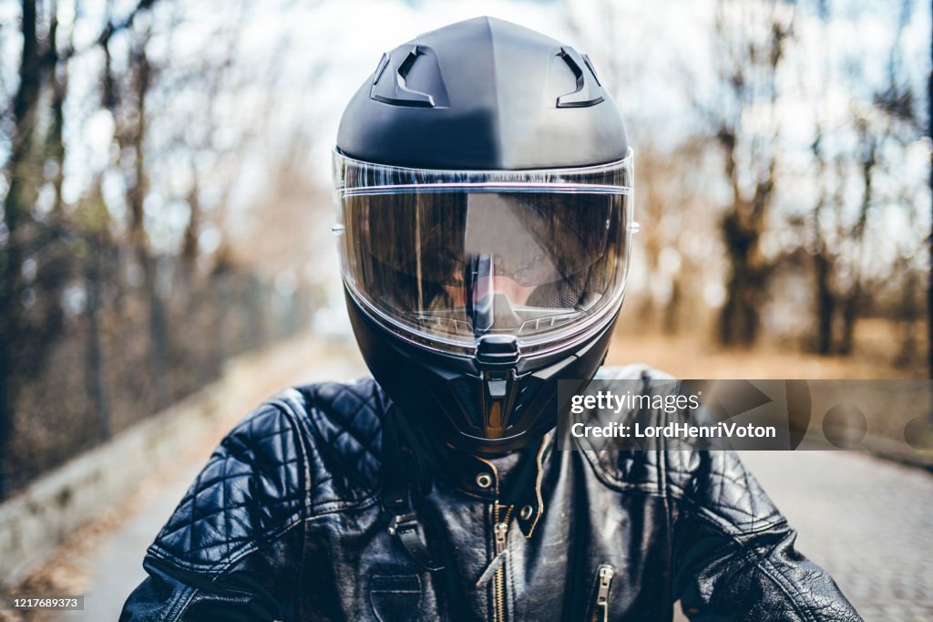 Mann mit Helm auf Motorrad
