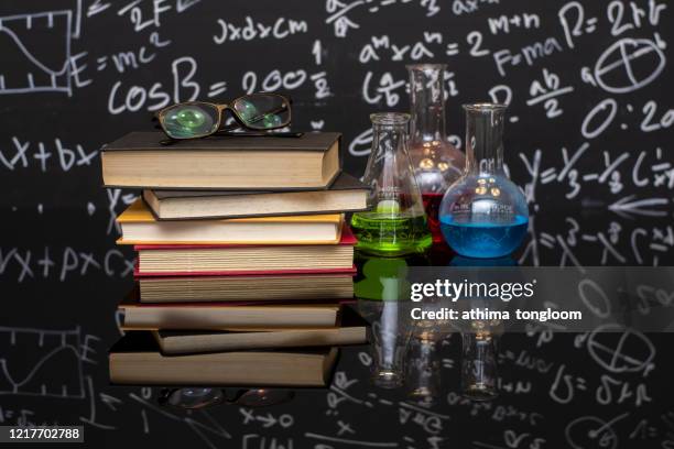 text book ,laboratory glassware with formula on  the desk - science photo library photos et images de collection