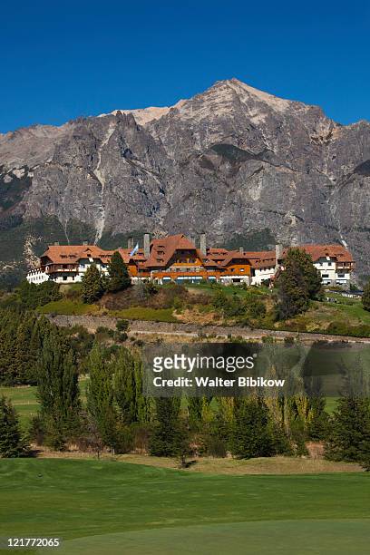 hotel llao llao and andes mountains, llao llao, lake district, rio negro province, patagonia, argentina - 德巴里洛切 個照片及圖片檔