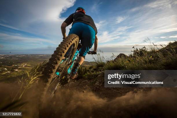 männliche athlet mountainbikein in portugal. - mountainbiking stock-fotos und bilder