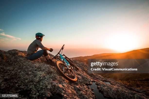mannelijke atleet mountainbiken in portugal. - mountainbiken fietsen stockfoto's en -beelden