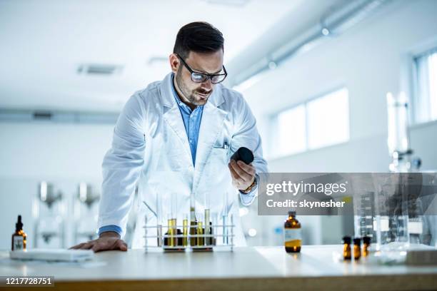 joven experto médico que trabaja en un medicamento antivirus en laboratorio. - cannabis oil fotografías e imágenes de stock