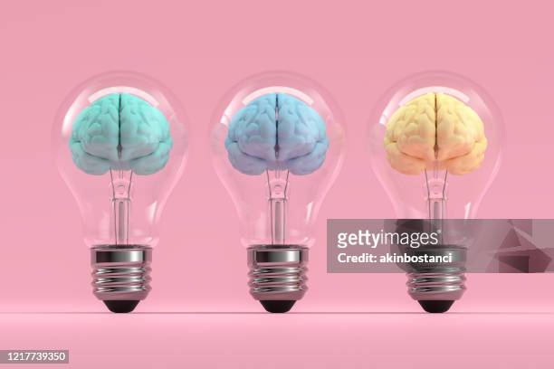 cervello all'interno della lampadina, creative idea concept - ispirazione foto e immagini stock