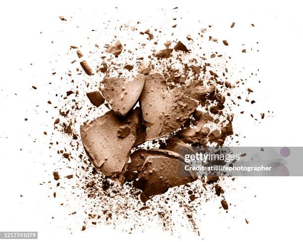 close up of crushed and stacked brown eye shadow and face powder placed in circle, isolated on white background - eyeshadow - fotografias e filmes do acervo