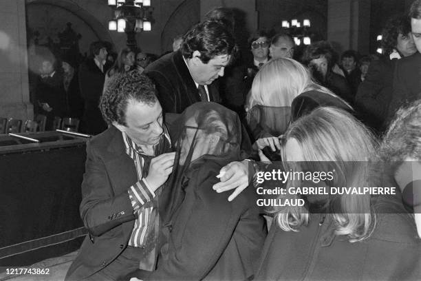 Le producteur de Claude François, Paul Lederman, conforte la mère du chanteur, Chouffa alias Lucia Mazzeï, et la soeur du chanteur Josette François...