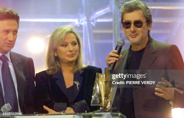 Le rocker français Alain Bashung , triple vainqueur , sous le regard de l'animateur Michel Drucker et de la chanteuse Véronique Sanson, remercie le...